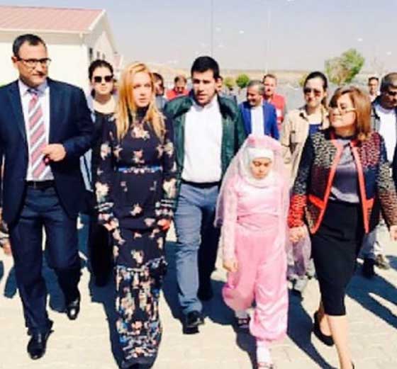 ليندسي لوهان بالحجاب في عنتاب.. زيارة الى معسكر اللاجئين! صور صورة رقم 8 ليندسي لوهان بالحجاب في عنتاب.. زيارة الى معسكر اللاجئين! صور صورة رقم 8
