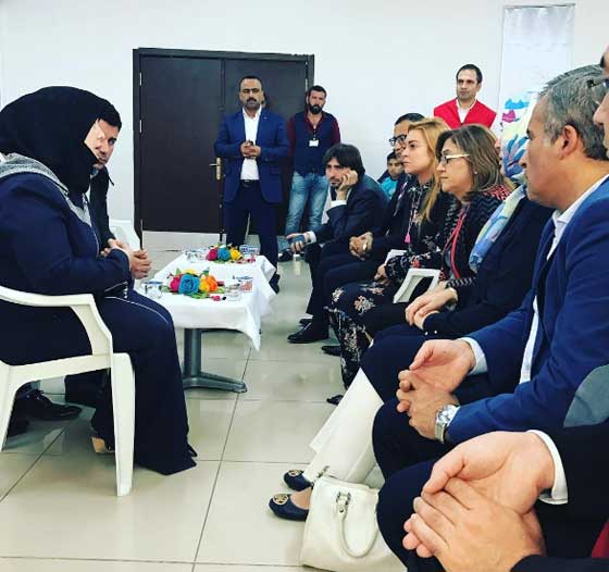 ليندسي لوهان بالحجاب في عنتاب.. زيارة الى معسكر اللاجئين! صور صورة رقم 9 ليندسي لوهان بالحجاب في عنتاب.. زيارة الى معسكر اللاجئين! صور صورة رقم 9