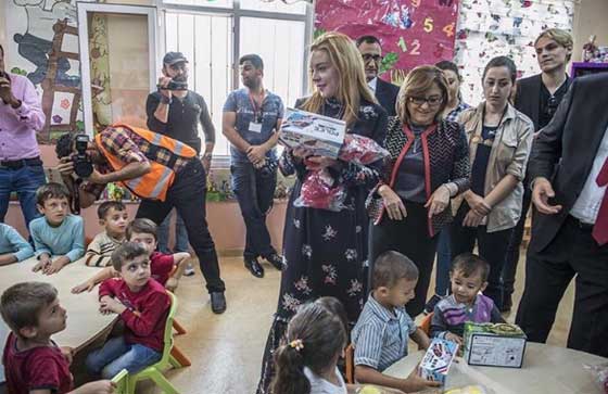 ليندسي لوهان بالحجاب في عنتاب.. زيارة الى معسكر اللاجئين! صور صورة رقم 7 ليندسي لوهان بالحجاب في عنتاب.. زيارة الى معسكر اللاجئين! صور صورة رقم 7