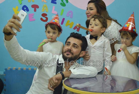 صور وفيديو.. كندة حنا تحتفل بعيد ابنها في المدرسة بمرافقة توأميها صورة رقم 7 صور وفيديو.. كندة حنا تحتفل بعيد ابنها في المدرسة بمرافقة توأميها صورة رقم 7
