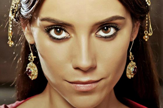 تعرف على الأطوال الحقيقية لابرز نجمات الدراما التركية صورة رقم 10 تعرف على الأطوال الحقيقية لابرز نجمات الدراما التركية صورة رقم 10