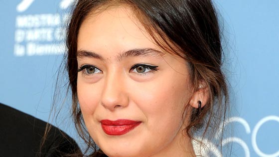 تعرف على الأطوال الحقيقية لابرز نجمات الدراما التركية صورة رقم 7 تعرف على الأطوال الحقيقية لابرز نجمات الدراما التركية صورة رقم 7