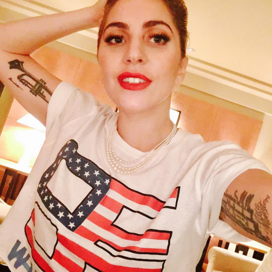 صور ليدي غاغا تتظاهر على سيارة مجاري ضد فوز ترامب! صورة رقم 15 صور ليدي غاغا تتظاهر على سيارة مجاري ضد فوز ترامب! صورة رقم 15