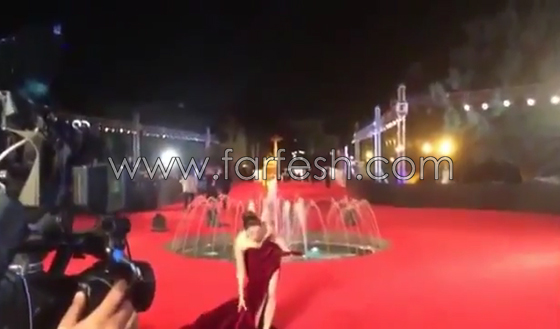 فيديو محرج: مريم حسن تتعثر في مهرجان القاهرة بسبب ذيل فستانها صورة رقم 2 فيديو محرج: مريم حسن تتعثر في مهرجان القاهرة بسبب ذيل فستانها صورة رقم 2