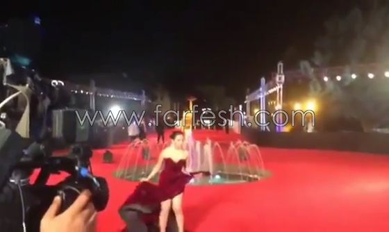 فيديو محرج: مريم حسن تتعثر في مهرجان القاهرة بسبب ذيل فستانها صورة رقم 3 فيديو محرج: مريم حسن تتعثر في مهرجان القاهرة بسبب ذيل فستانها صورة رقم 3
