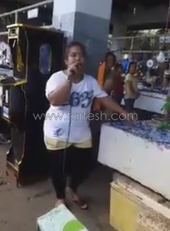 بالفيديو.. بائعة سمك تبهر الجميع بأغنية لبيونسيه صورة رقم 1 بالفيديو.. بائعة سمك تبهر الجميع بأغنية لبيونسيه صورة رقم 1