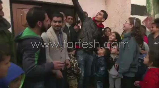 النجم الفلسطيني محمد عساف يتجول في شوارع بلده على أنغام أناديكم صورة رقم 2 النجم الفلسطيني محمد عساف يتجول في شوارع بلده على أنغام أناديكم صورة رقم 2