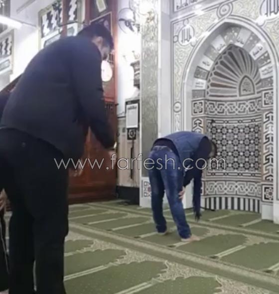 فيديو فنّان مصري يتلو القرآن ويؤم المصلين.. لن تصدق من هو! صورة رقم 6 فيديو فنّان مصري يتلو القرآن ويؤم المصلين.. لن تصدق من هو! صورة رقم 6