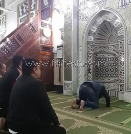 فيديو فنّان مصري يتلو القرآن ويؤم المصلين.. لن تصدق من هو! صورة رقم 7 فيديو فنّان مصري يتلو القرآن ويؤم المصلين.. لن تصدق من هو! صورة رقم 7