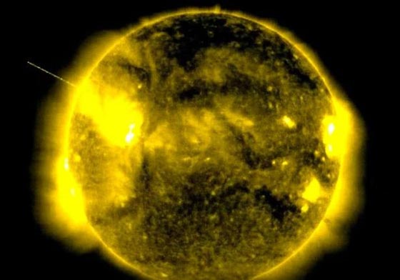  فيديو غريب ومخيف: هل هناك كائنات فضائية ذكية تسرق منا نور الشمس؟ صورة رقم 1