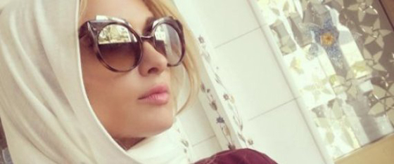 باريس هيلتون بحجاب وعباءة خمرية مطرزة في مسجد ابوظبي صورة رقم 1 باريس هيلتون بحجاب وعباءة خمرية مطرزة في مسجد ابوظبي صورة رقم 1