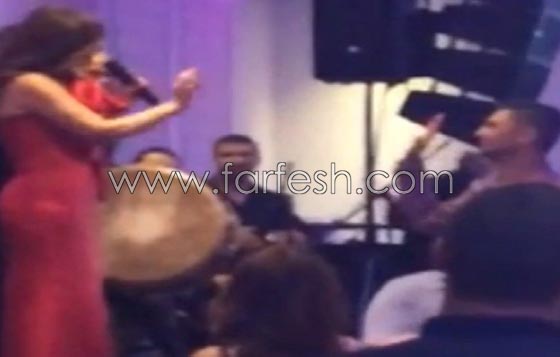 فيديو نجوى كرم توبخ احد الحضور في حفلها لأنه رمى المال عليها! صورة رقم 1 فيديو نجوى كرم توبخ احد الحضور في حفلها لأنه رمى المال عليها! صورة رقم 1