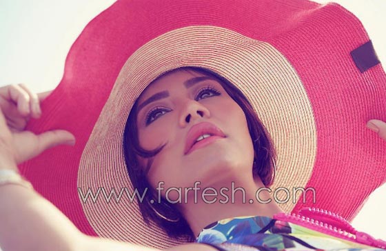 صور شيرين عبد الوهاب بإطلالات غريبة: من فستان (الأناناسة) الى فستان الحصان صورة رقم 6 صور شيرين عبد الوهاب بإطلالات غريبة: من فستان (الأناناسة) الى فستان الحصان صورة رقم 6