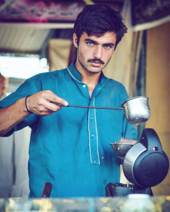 بائع الشاي الذي اشعل تويتر يستعد لتصوير اول مشهد تمثيلي له في دبي صورة رقم 1 بائع الشاي الذي اشعل تويتر يستعد لتصوير اول مشهد تمثيلي له في دبي صورة رقم 1