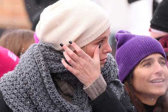 ترامب يفجر دموع المشاهير في مسيرات احتجاجية ضده حول العالم صورة رقم 3 ترامب يفجر دموع المشاهير في مسيرات احتجاجية ضده حول العالم صورة رقم 3
