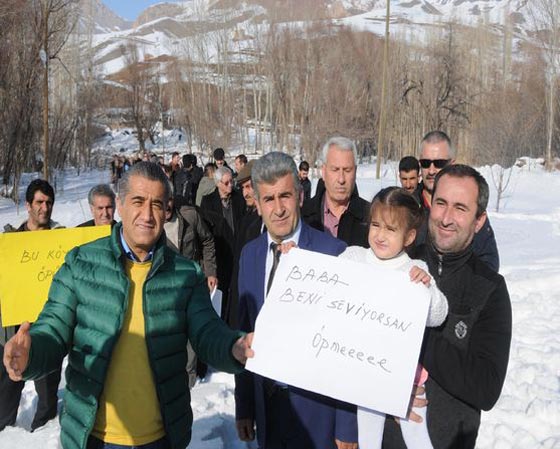 المغني التركي ايدن ايدن يغني (لا تُقبّلني) منعا لانتشار الانفلونزا.. فيديو صورة رقم 3 المغني التركي ايدن ايدن يغني (لا تُقبّلني) منعا لانتشار الانفلونزا.. فيديو صورة رقم 3