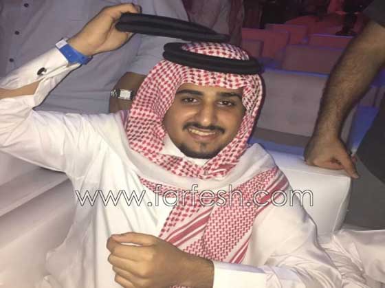 شاب التقط عقال محمد عبده في حفلة جدة: قيمته لا تقل عن منديل ام كلثوم صورة رقم 1 شاب التقط عقال محمد عبده في حفلة جدة: قيمته لا تقل عن منديل ام كلثوم صورة رقم 1