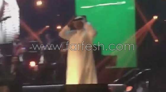 شاب التقط عقال محمد عبده في حفلة جدة: قيمته لا تقل عن منديل ام كلثوم صورة رقم 3 شاب التقط عقال محمد عبده في حفلة جدة: قيمته لا تقل عن منديل ام كلثوم صورة رقم 3