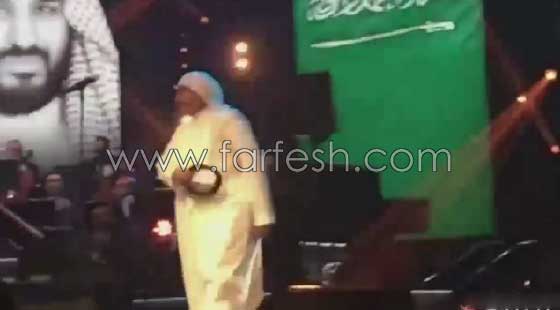 شاب التقط عقال محمد عبده في حفلة جدة: قيمته لا تقل عن منديل ام كلثوم صورة رقم 4 شاب التقط عقال محمد عبده في حفلة جدة: قيمته لا تقل عن منديل ام كلثوم صورة رقم 4