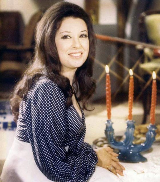 صور فنانات عربيات تفضح قصر قامتهن، احداهن طولها 147 سم فقط! صورة رقم 28 صور فنانات عربيات تفضح قصر قامتهن، احداهن طولها 147 سم فقط! صورة رقم 28