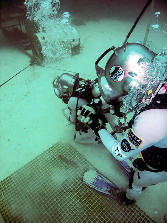 رواد فضاء يعيشون تحت الماء استعدادا لاقتحام العالم الخارجي.. فيديو صورة رقم 12