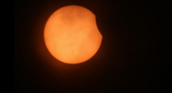 شمس ملتهبة حول قرص مظلم في اول كسوف لها عام 2017 صورة رقم 1