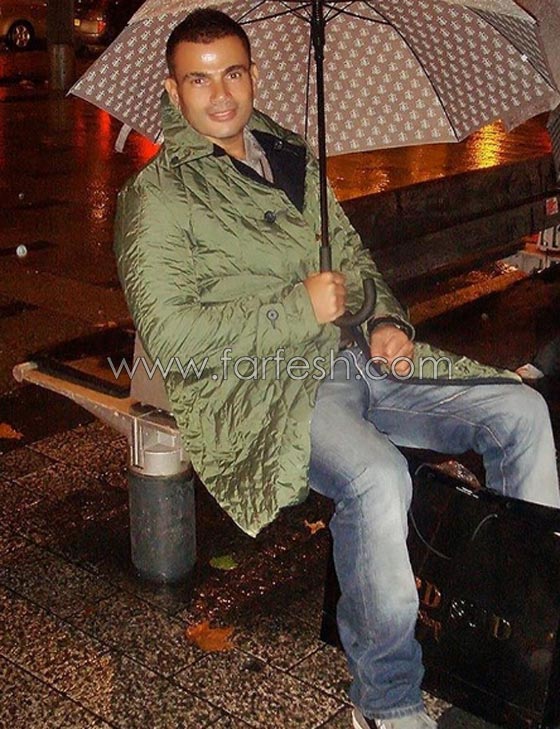 صور عمرو دياب في جاكيت (قديم) يفتح باب السخرية عليه صورة رقم 4 صور عمرو دياب في جاكيت (قديم) يفتح باب السخرية عليه صورة رقم 4