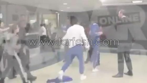 فيديو مثير.. عضو فرقة وان دايركشن يعتدي على مصور وامرأة في المطار صورة رقم 6 فيديو مثير.. عضو فرقة وان دايركشن يعتدي على مصور وامرأة في المطار صورة رقم 6