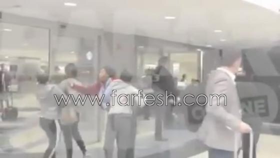 فيديو مثير.. عضو فرقة وان دايركشن يعتدي على مصور وامرأة في المطار صورة رقم 7 فيديو مثير.. عضو فرقة وان دايركشن يعتدي على مصور وامرأة في المطار صورة رقم 7