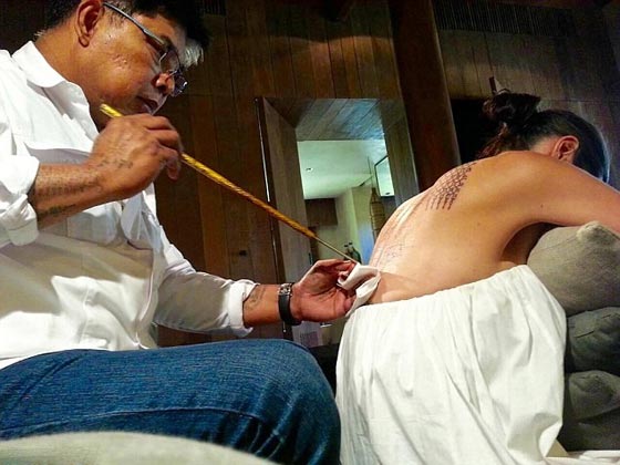 ماذا رسم الكاهن التايلندي بالوشم على ظهر انجلينا جولي؟ صورة رقم 4 ماذا رسم الكاهن التايلندي بالوشم على ظهر انجلينا جولي؟ صورة رقم 4
