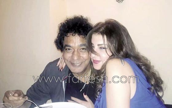 صور حميمية للكينج محمد منير مع أرملة فنان مصري تثير الشكوك صورة رقم 3 صور حميمية للكينج محمد منير مع أرملة فنان مصري تثير الشكوك صورة رقم 3