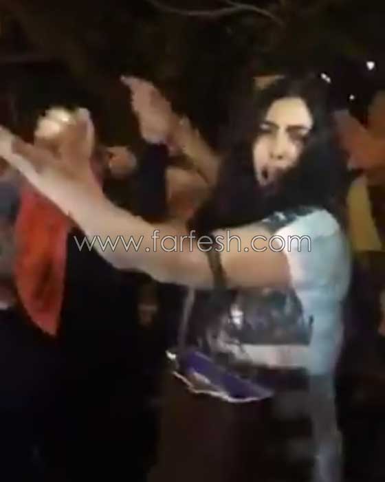 فيديو: مي كساب ترقص في الشارع وتوجه رسالة بعد خروج اوكا من السجن صورة رقم 3 فيديو: مي كساب ترقص في الشارع وتوجه رسالة بعد خروج اوكا من السجن صورة رقم 3