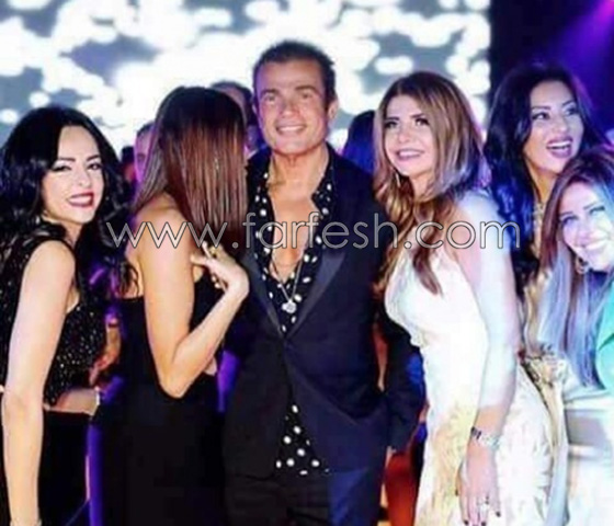 صور عمرو دياب تكشف التجاعيد في وجهه، ودينا الشربيني تخبئ وجهها! صورة رقم 2 صور عمرو دياب تكشف التجاعيد في وجهه، ودينا الشربيني تخبئ وجهها! صورة رقم 2