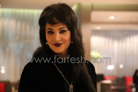 فيديو: الراقصة المتحولة نور ترمي كأس ماء على مذيعة لهذا السبب! صورة رقم 10