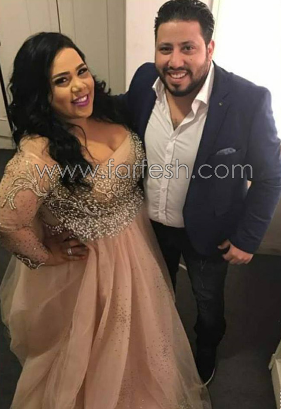 المنتج يفاجئ شيماء سيف ويتقدم لخطوبتها على المسرح وهي تطلق زغروطة صورة رقم 11 المنتج يفاجئ شيماء سيف ويتقدم لخطوبتها على المسرح وهي تطلق زغروطة صورة رقم 11
