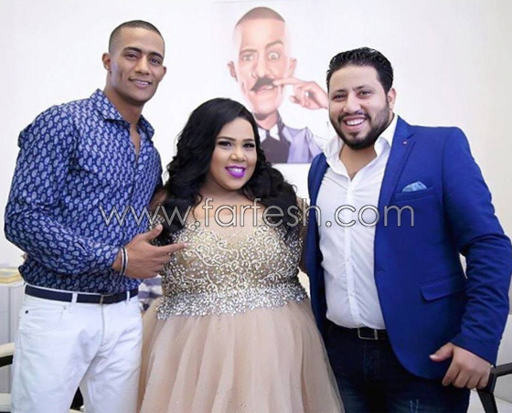 المنتج يفاجئ شيماء سيف ويتقدم لخطوبتها على المسرح وهي تطلق زغروطة صورة رقم 5 المنتج يفاجئ شيماء سيف ويتقدم لخطوبتها على المسرح وهي تطلق زغروطة صورة رقم 5