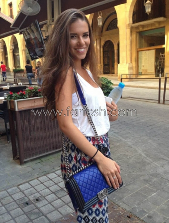 ماذا تحمل النجمات في حقائبهن؟ احداهن تحمل كلبتها والثانية (البونبون)! صورة رقم 8 ماذا تحمل النجمات في حقائبهن؟ احداهن تحمل كلبتها والثانية (البونبون)! صورة رقم 8