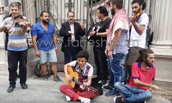 الفنان التونسي لطفي بشناق يدعم فرقة سورية موسيقية في شوارع اسطنبول صورة رقم 1 الفنان التونسي لطفي بشناق يدعم فرقة سورية موسيقية في شوارع اسطنبول صورة رقم 1