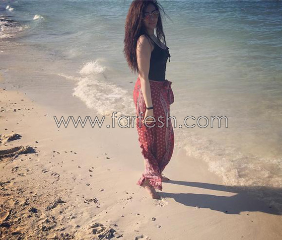 الصيف يفضح الفنانات: شعر خفيف، وزن زائد وإطلالات صادمة بدون مكياج صورة رقم 11 الصيف يفضح الفنانات: شعر خفيف، وزن زائد وإطلالات صادمة بدون مكياج صورة رقم 11
