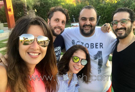 الصيف يفضح الفنانات: شعر خفيف، وزن زائد وإطلالات صادمة بدون مكياج صورة رقم 14 الصيف يفضح الفنانات: شعر خفيف، وزن زائد وإطلالات صادمة بدون مكياج صورة رقم 14
