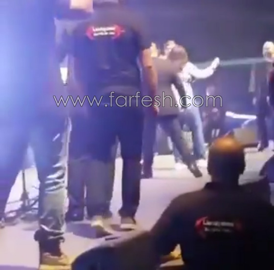 بالفيديو: الفتيات يلاحقن النجم وائل كفوري على المسرح ووراء الكواليس صورة رقم 3 بالفيديو: الفتيات يلاحقن النجم وائل كفوري على المسرح ووراء الكواليس صورة رقم 3