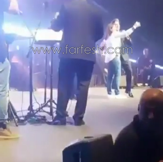 بالفيديو: الفتيات يلاحقن النجم وائل كفوري على المسرح ووراء الكواليس صورة رقم 6 بالفيديو: الفتيات يلاحقن النجم وائل كفوري على المسرح ووراء الكواليس صورة رقم 6