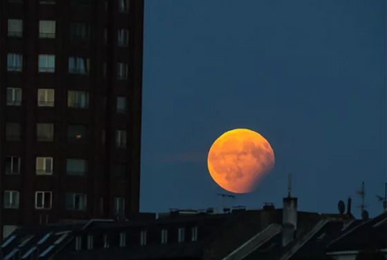 مجموعة صور مدهشة تجسد ظاهرة القمر الدامي حول العالم صورة رقم 3