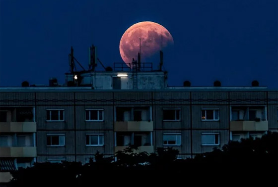 مجموعة صور مدهشة تجسد ظاهرة القمر الدامي حول العالم صورة رقم 5