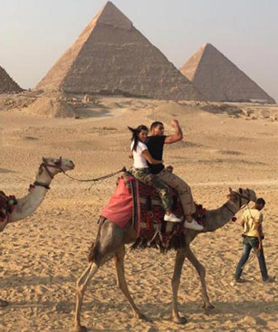 صور كورتني كاردشيان وحبيبها الجزائري يركبان الجمال في الأهرامات صورة رقم 1 صور كورتني كاردشيان وحبيبها الجزائري يركبان الجمال في الأهرامات صورة رقم 1