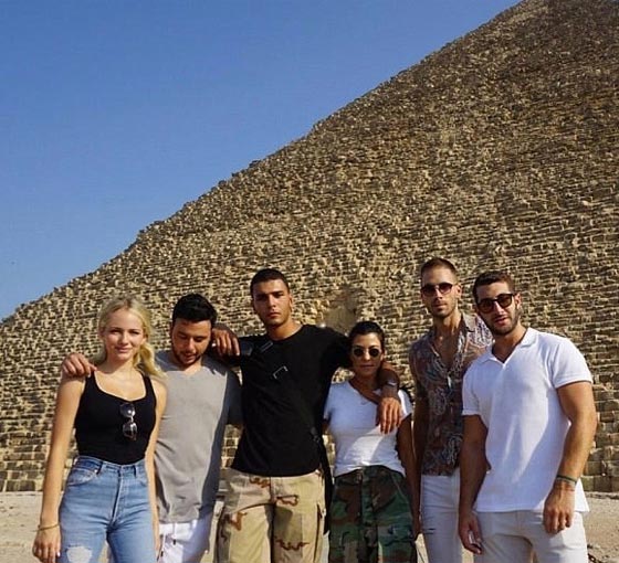 صور كورتني كاردشيان وحبيبها الجزائري يركبان الجمال في الأهرامات صورة رقم 2 صور كورتني كاردشيان وحبيبها الجزائري يركبان الجمال في الأهرامات صورة رقم 2