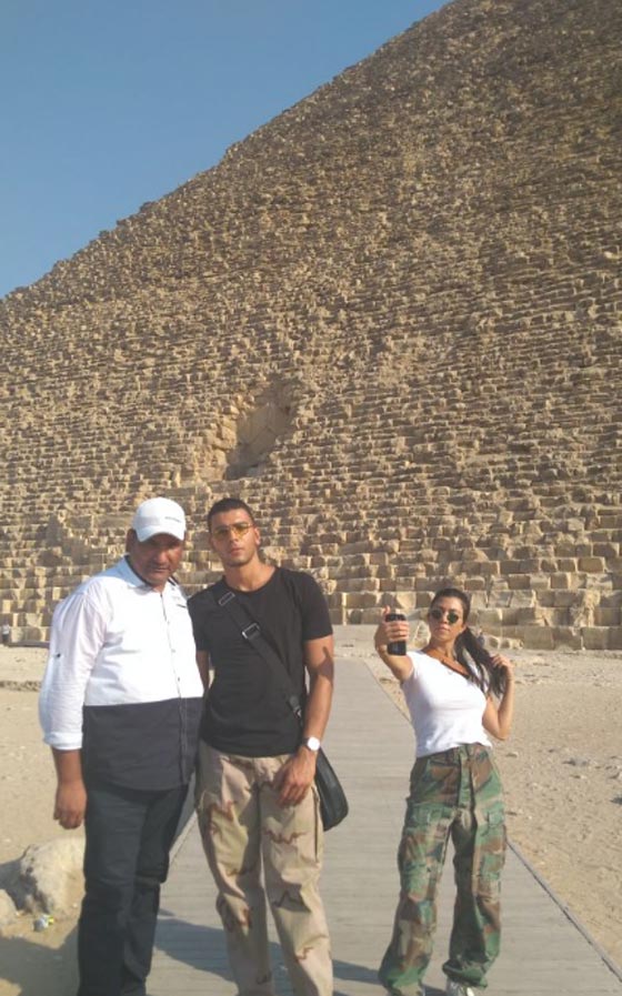 صور كورتني كاردشيان وحبيبها الجزائري يركبان الجمال في الأهرامات صورة رقم 3 صور كورتني كاردشيان وحبيبها الجزائري يركبان الجمال في الأهرامات صورة رقم 3