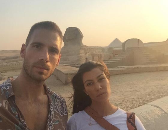 صور كورتني كاردشيان وحبيبها الجزائري يركبان الجمال في الأهرامات صورة رقم 4 صور كورتني كاردشيان وحبيبها الجزائري يركبان الجمال في الأهرامات صورة رقم 4