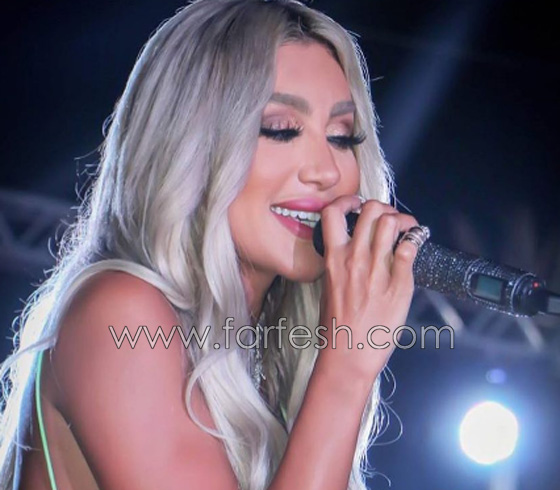 فيديو غريب: فتاة تتحرش بمايا دياب على المسرح وتتحسس ساقها! صورة رقم 4 فيديو غريب: فتاة تتحرش بمايا دياب على المسرح وتتحسس ساقها! صورة رقم 4