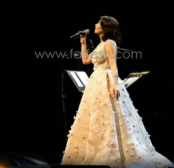 فيديو حقيقة طلب شيرين 50 يورو مقابل صورة مع معجبة صورة رقم 12 فيديو حقيقة طلب شيرين 50 يورو مقابل صورة مع معجبة صورة رقم 12